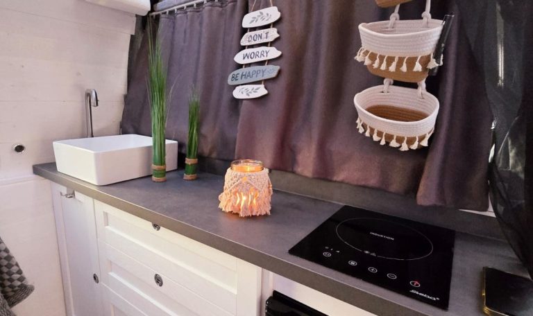 Waschtisch und Kochfeld im Campervan
