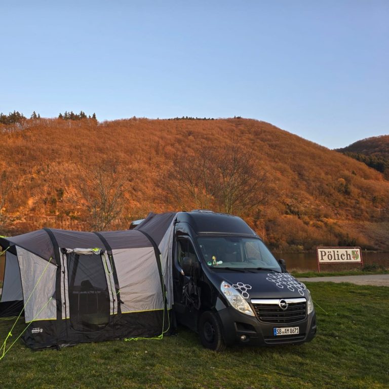 Bild von Campervan mit Zelt