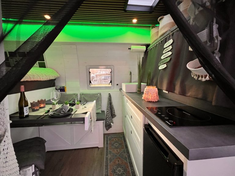 Tisch im Campervan